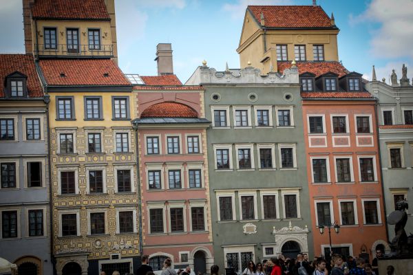 אֲנִי כּוֹתֵב בַּמָּלוֹן בְּוַרְשָׁה/ שיר