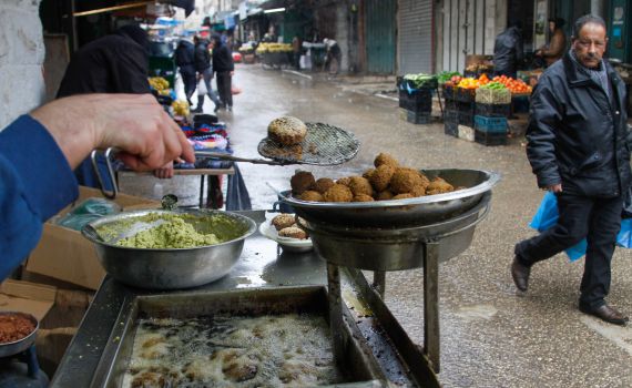 הם לא האמינו מי עומד איתם בתור לפלאפל • צפו: