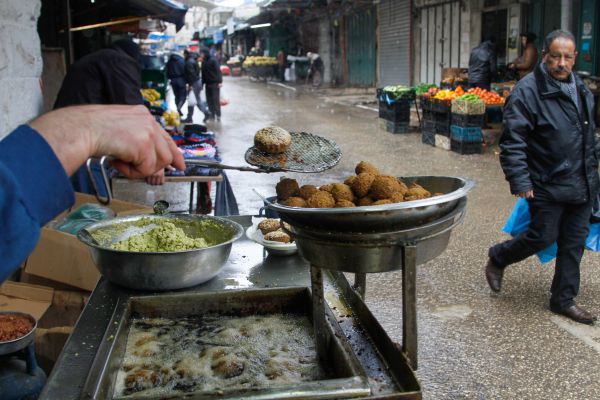 הם לא האמינו מי עומד איתם בתור לפלאפל • צפו: