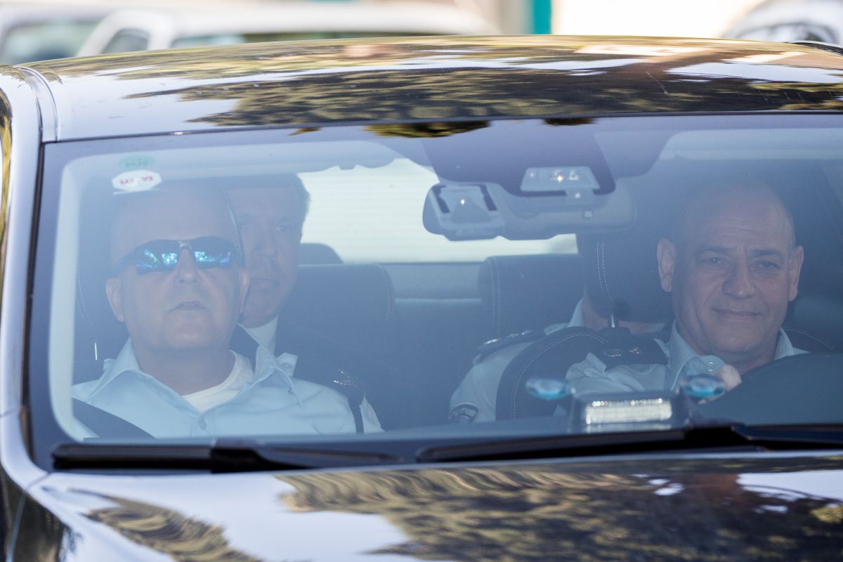 מטלטל• המשטרה תופרת תיקים לפוליטיקאים? צפו: