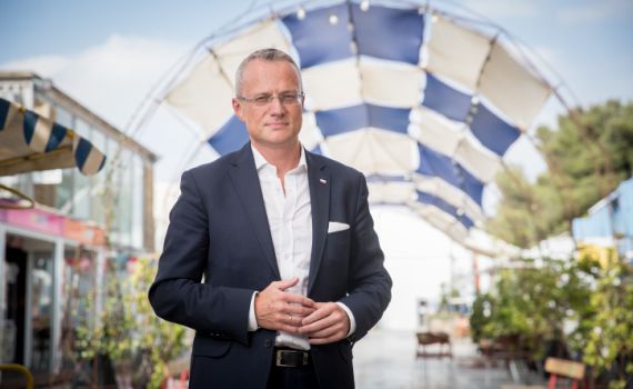 "מעורר בושה": ירק על שגריר פולין בישראל