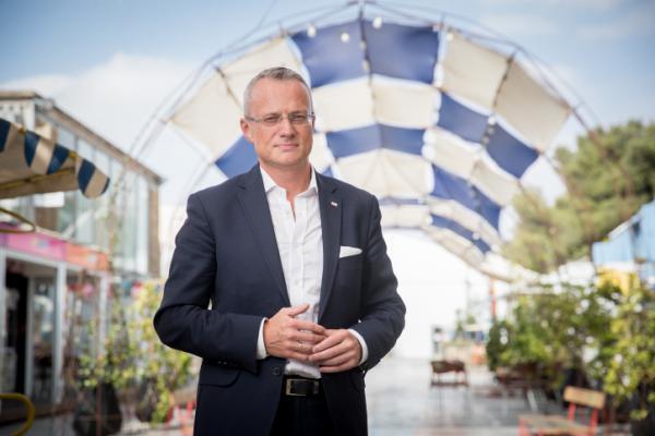 "מעורר בושה": ירק על שגריר פולין בישראל