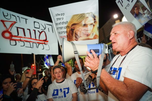 משפחת הנרצחים מברקן העידו נגד אמו של המחבל