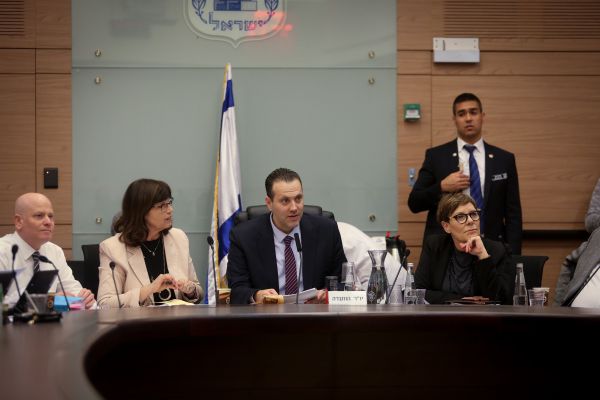 חוק החסינות הונח- לפיד: "מלחמה על הדמוקרטיה"