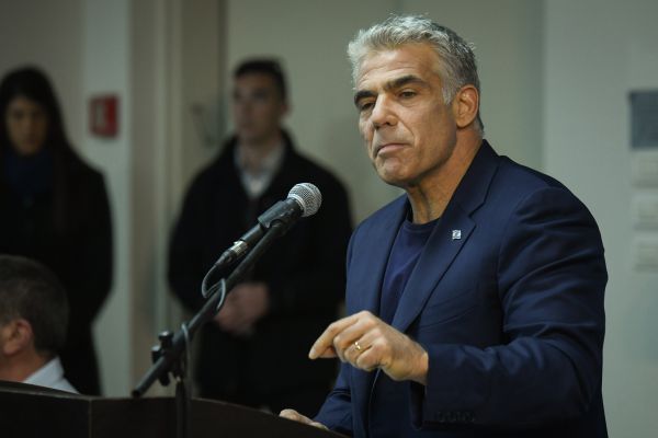 יאיר לפיד תוקף: "להסתתר בקריה זו לא מנהיגות"