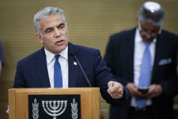 לפיד תוקף: "ביבי מוכר את הגיוס, כי הוא צריך חסינות"