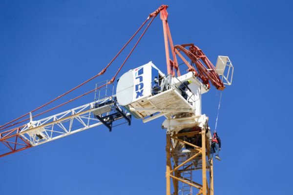 בעקבות קריסת המנוף: 8 עובדים באתר עוכבו לחקירה