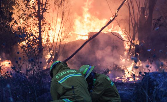 חשד: נפילת קו חשמל הובילה לשריפה בהראל
