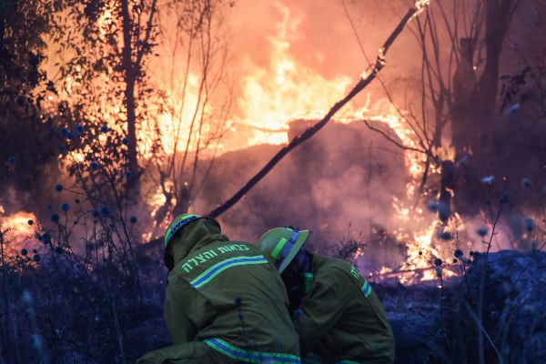 חשד: נפילת קו חשמל הובילה לשריפה בהראל