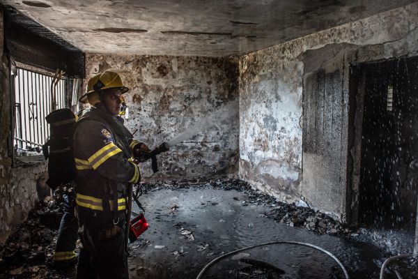 פעוט נהרג בשריפה בבניין בצפת, 18 פצועים נוספים