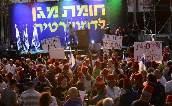 עשרות אלפים מפגינים נגד נתניהו: "לא נהיה כבשים"