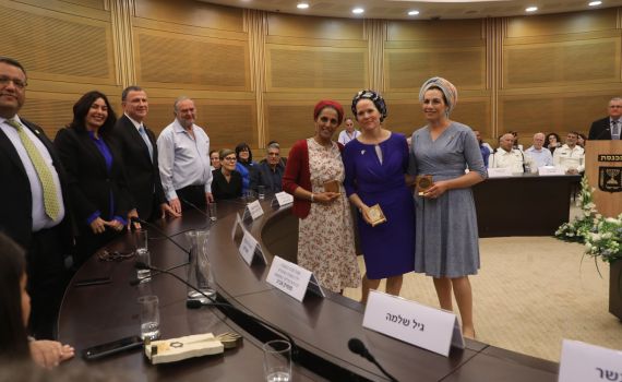 צפו: מדליקי המשואות מקבלים את מדליית הכנסת