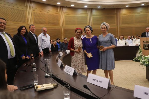 צפו: מדליקי המשואות מקבלים את מדליית הכנסת