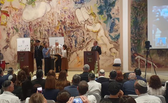 צפו: הרב חיים דרוקמן מדליק נר זיכרון בכנסת