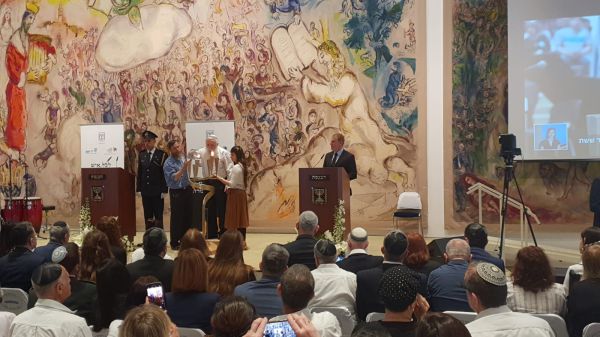 צפו: הרב חיים דרוקמן מדליק נר זיכרון בכנסת