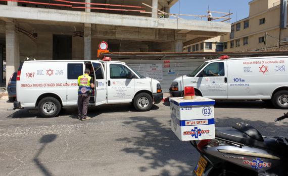 פועל נהרג בתאונת עבודה באתר בניה בפתח תקווה