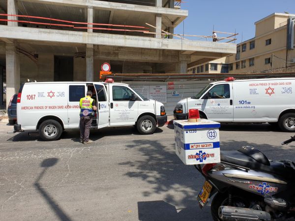 פועל נהרג בתאונת עבודה באתר בניה בפתח תקווה