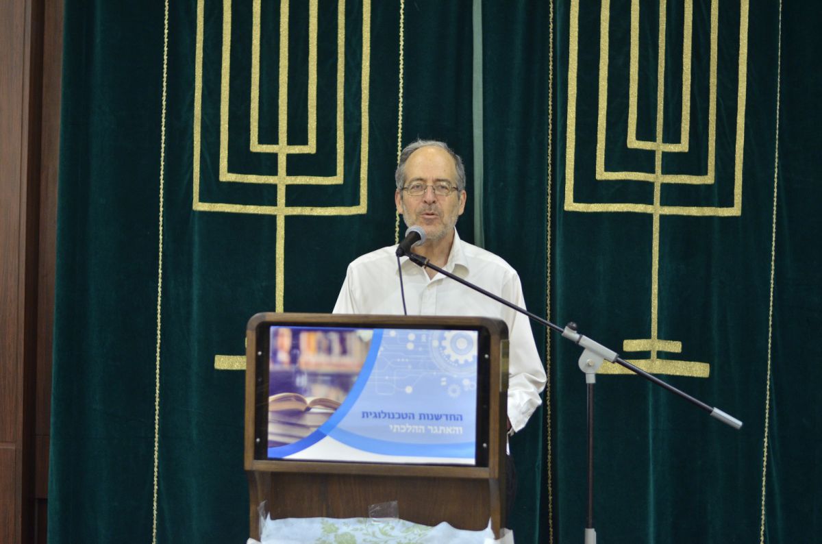 "בקרוב יהיו בקרבנו בני אדם שיוולדו מפלסטיקה"