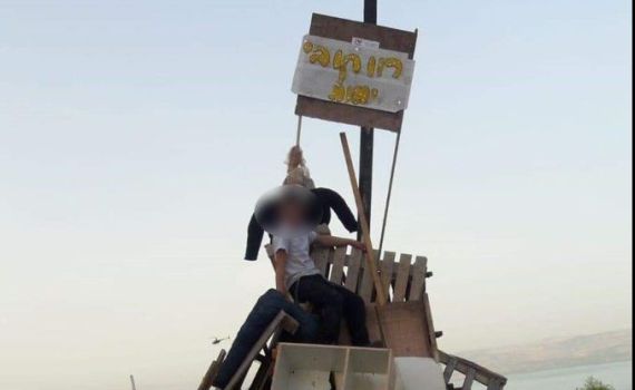 מחאה בטבריה: בובה בדמות ראש העיר נשרפה במדורה