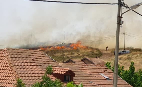 שריפת ענק בבית חגי; 30 בתי תושבים פונו; 4 נפגעים