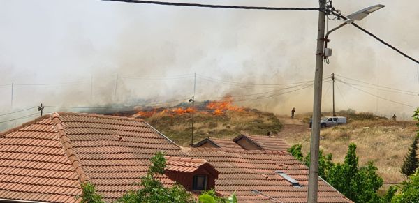 שריפת ענק בבית חגי; 30 בתי תושבים פונו; 4 נפגעים