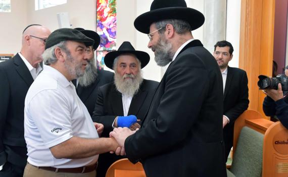 חודש לירי בקליפורניה: הרב דוד לאו נפגש עם הפצועים