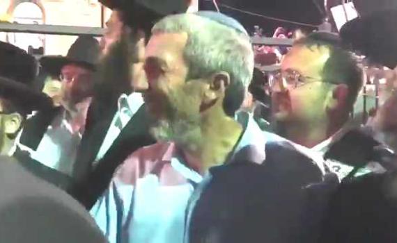 צפו: הרב פרץ רוקד עם ח"כים חרדים במירון