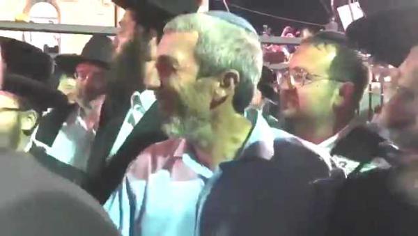 צפו: הרב פרץ רוקד עם ח"כים חרדים במירון