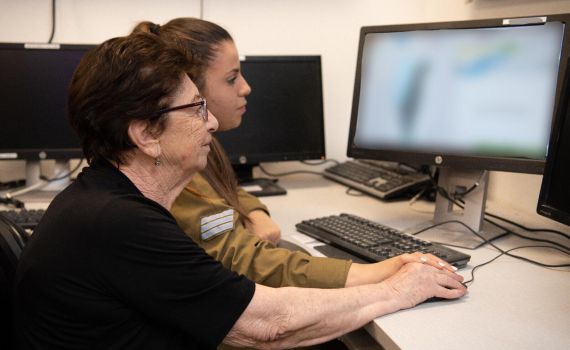 ניצולת שואה הפעילה עם נכדתה את צפירת הזיכרון