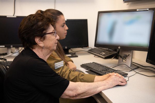 ניצולת שואה הפעילה עם נכדתה את צפירת הזיכרון