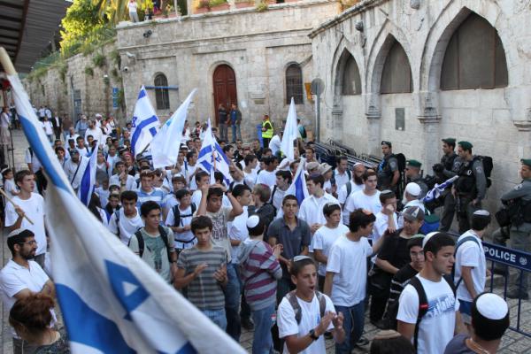 מכה לשמאל: נדחתה העתירה נגד ריקוד הדגלים