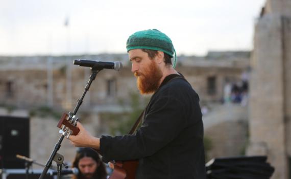 "מבוע": ביני לנדאו משיק סינגל חדש. צפו