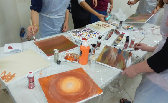 מנציחה את השואה לאורו של האדמו"ר מפיאסצנה