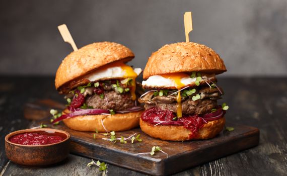 יום שכולו המבורגר: 5 מתכונים לקציצה האהובה