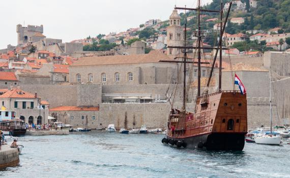 התיירים נוהרים: מה קורה בעיירה של משחקי הכס?