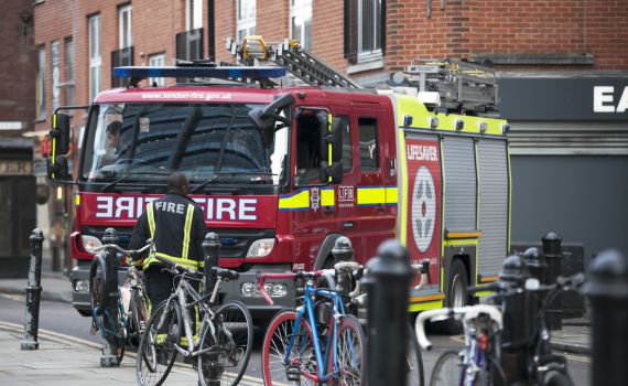 הכבאות בלונדון: "אל תשליכו סוללות למדורות"
