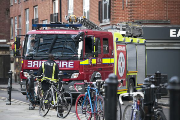הכבאות בלונדון: "אל תשליכו סוללות למדורות"