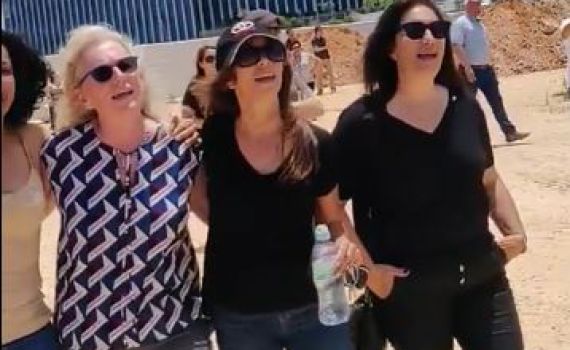 צפו: הנשים שרו- והמפגינים החרדים ברחו