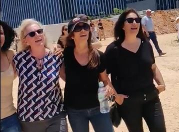 צפו: הנשים שרו- והמפגינים החרדים ברחו