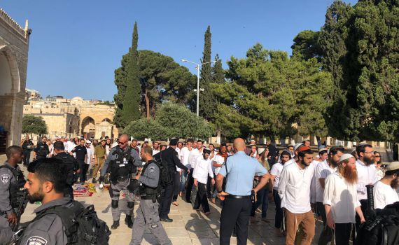 אלפים עלו להר הבית, מאות מתפרעים יידו כסאות ואבנים