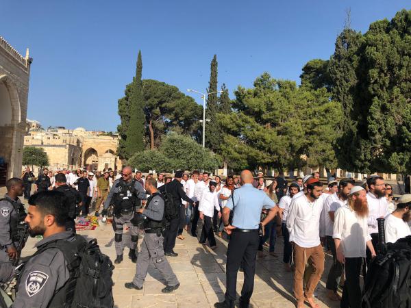 אלפים עלו להר הבית, מאות מתפרעים יידו כסאות ואבנים