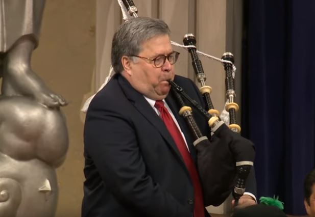 התובע הכללי של ארה"ב פרץ לבמה עם חמת חלילים