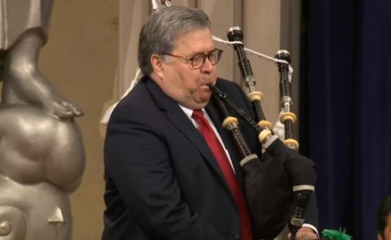 התובע הכללי של ארה"ב פרץ לבמה עם חמת חלילים