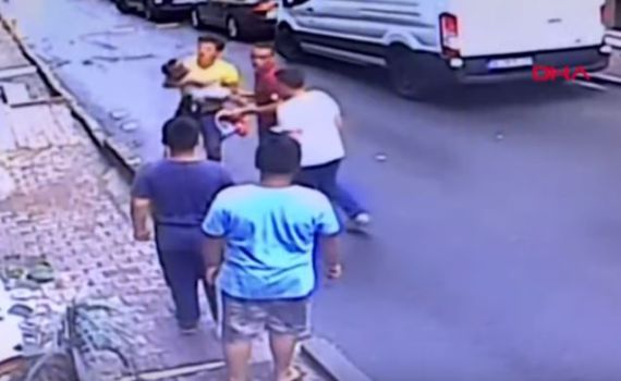 תיעוד דרמטי: אדם תפס תינוק שנפל מקומה שנייה