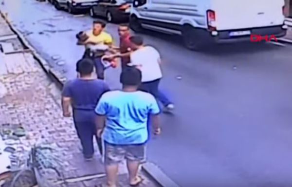 תיעוד דרמטי: אדם תפס תינוק שנפל מקומה שנייה