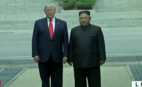 בספונטאניות: טראמפ וקים ג'ונג און נפגשו בגבול