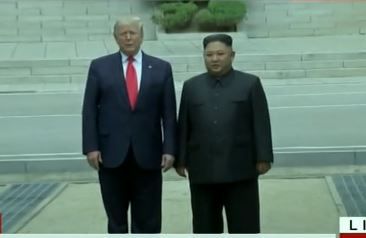 בספונטאניות: טראמפ וקים ג'ונג און נפגשו בגבול