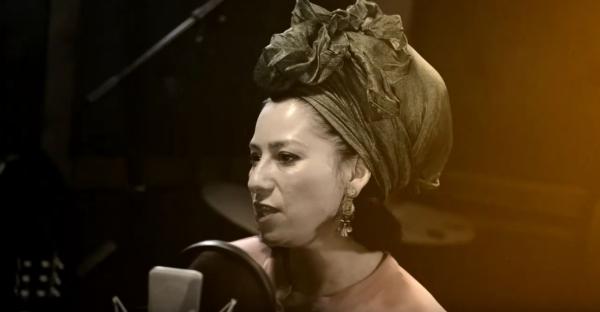 צפו: ריקה רזאל משיקה סינגל ראשון באנגלית