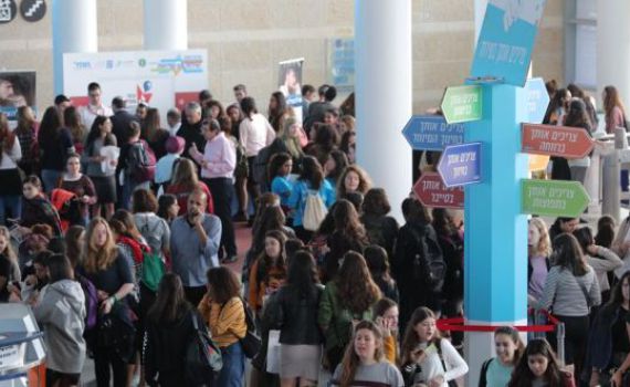 הגיע הזמן לטפל בשכר בנות השירות הלאומי