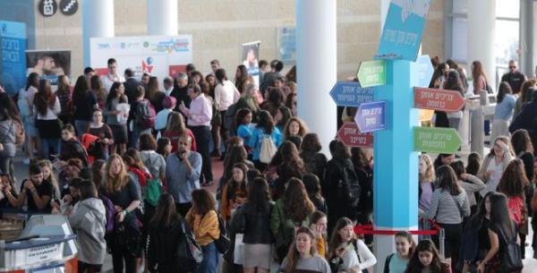 הגיע הזמן לטפל בשכר בנות השירות הלאומי